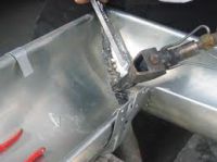 Soudure à l‘étain d‘un angle en zinc